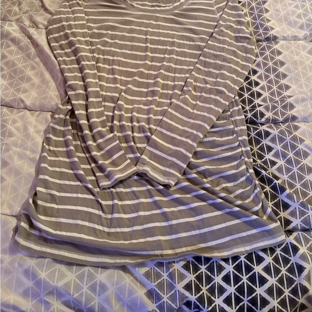 Old Navy Gray and White Striped Long Sleeve Tee in size medium